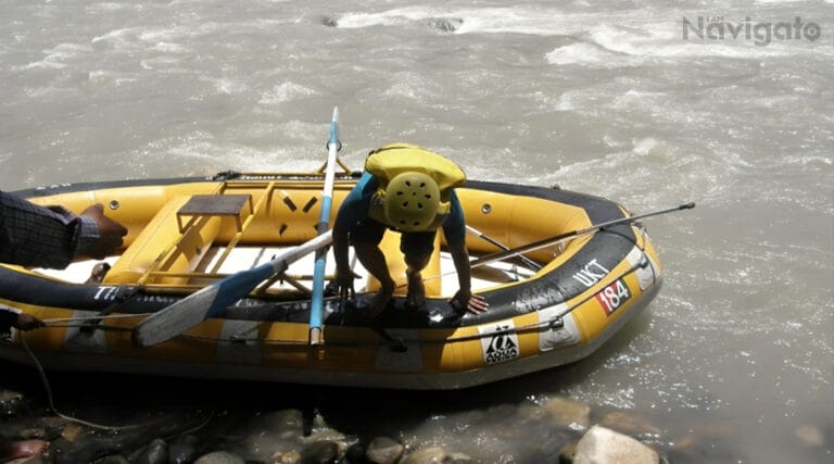 WHITE WATER RIVER RAFTING IN HIMACHAL